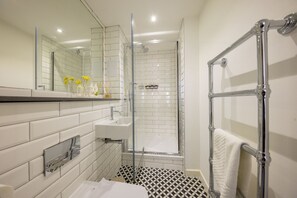 تجهيزات دش، مجففات شعر، مناشف، صابون