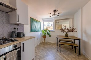 ثلاجة، ميكروويف، فرن، موقد طهي مسطح