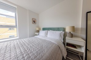 2 عدّة غرف نوم ومكواة/لوح كي وسرير سفر وواي فاي مجانًا