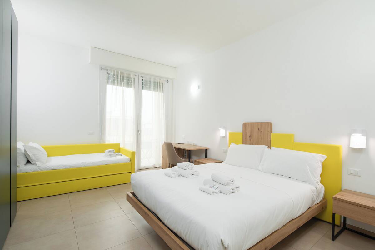 Chambre Quadruple Familiale, balcon | Coffres-forts dans les chambres, rideaux occultants, Wi-Fi gratuit