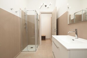 Deluxe Double Room | Bathroom | Shower, free toiletries, hair dryer, bidet - Bel Fiore 58 (Florence)