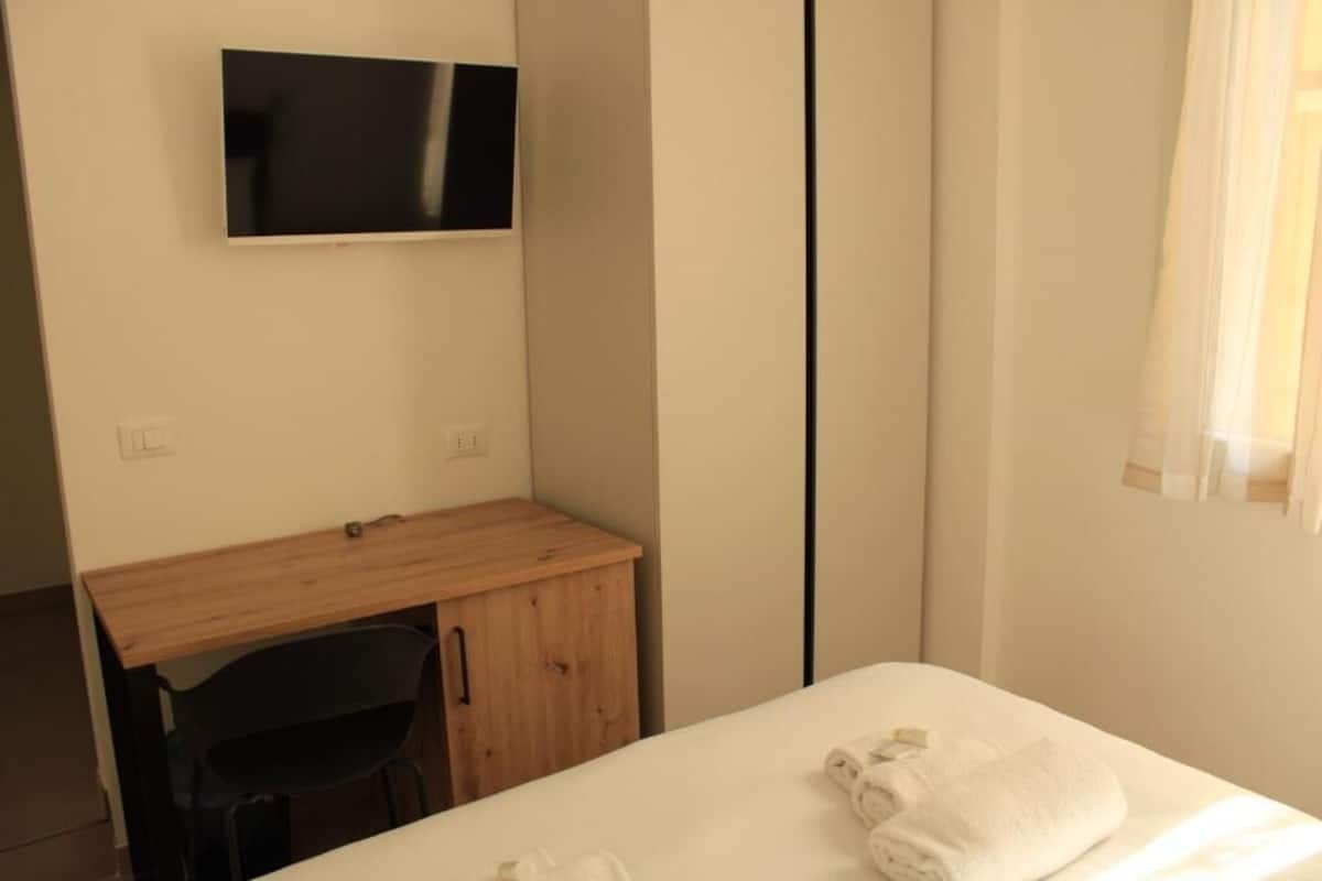 Single Room | In-room safe, blackout drapes, free WiFi