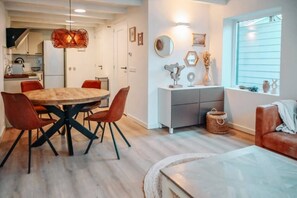 Dining - Vakantiehuis Evi Residence centrum Bergen, eigen parkeerplaats rustig gelegen (Bergen)