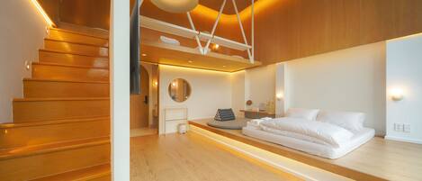 Duplex Quadruple Room with Private Bathroom 42m (B5) | Cofres nos quartos, cortinas blackout, Wi-Fi de cortesia