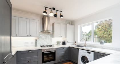 Formby Coastal Retreat – 3-Bed Home Near Beach, Golf & Red Squirrel Reserve