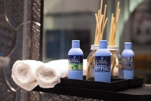 Ducha, secador de pelo, toallas, jabón