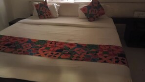 Hypo-allergenic bedding, desk, soundproofing, free WiFi