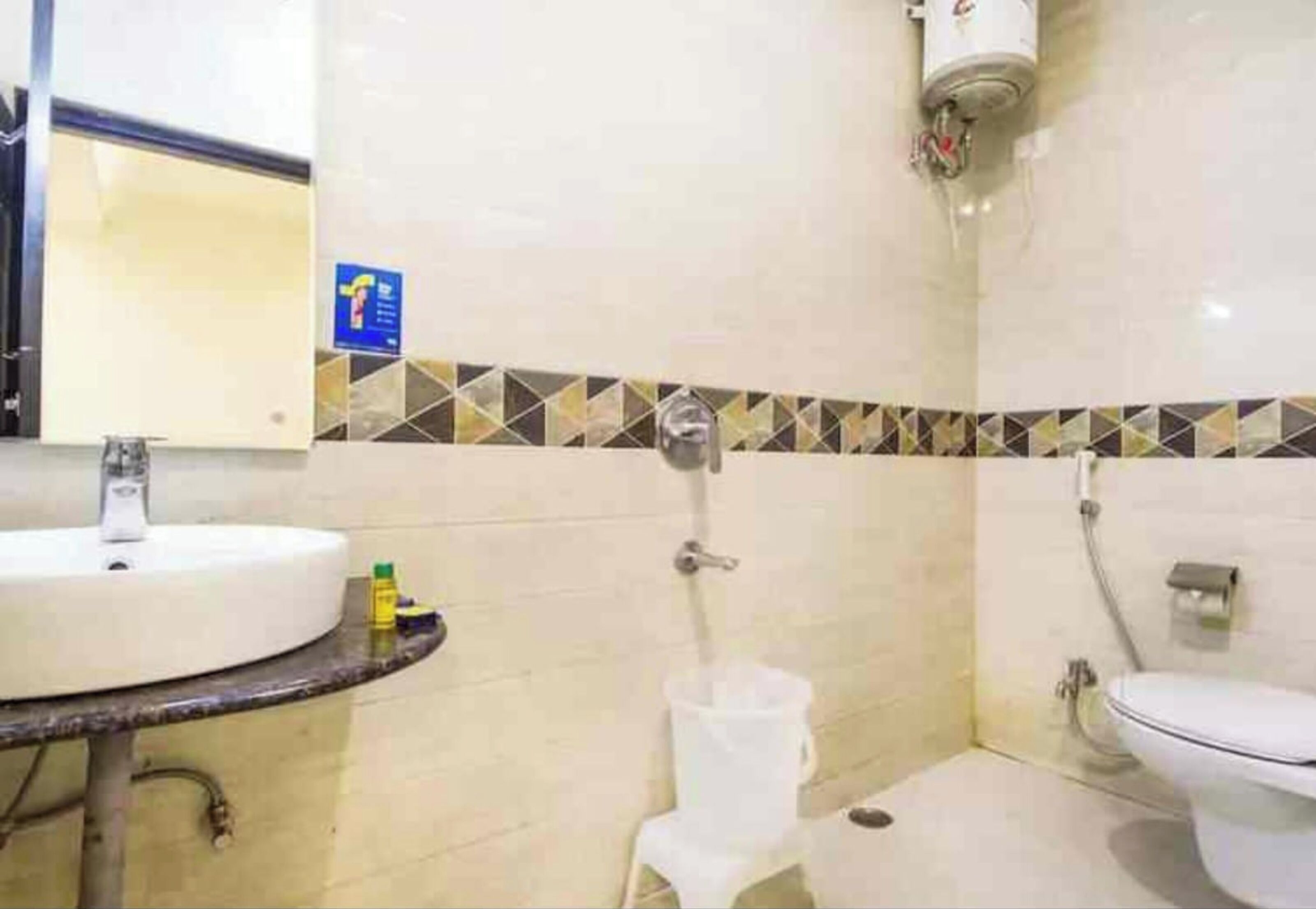Shower, rainfall showerhead, free toiletries, slippers