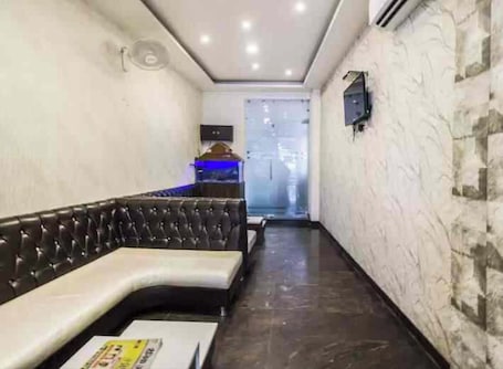 Lobby sitting area. HOTEL Tralveller In LUCKNOW