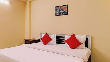 Standard Double Room, Air conditioning | Hypo-allergenic bedding, desk, soundproofing, free WiFi