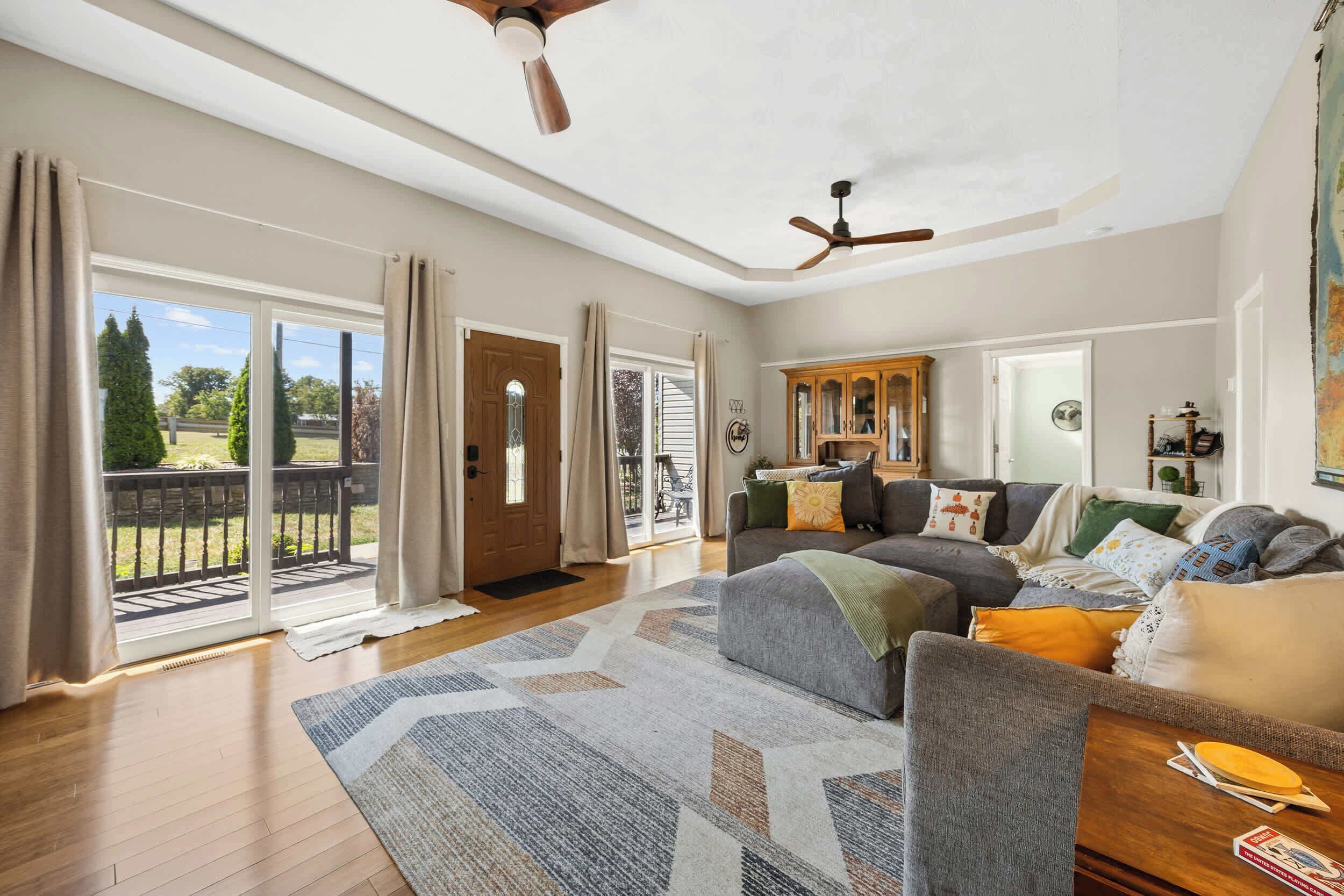 Fernseher, Bücher, Arbeitsbereiche