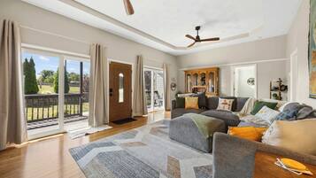 Televisión, libros y oficina