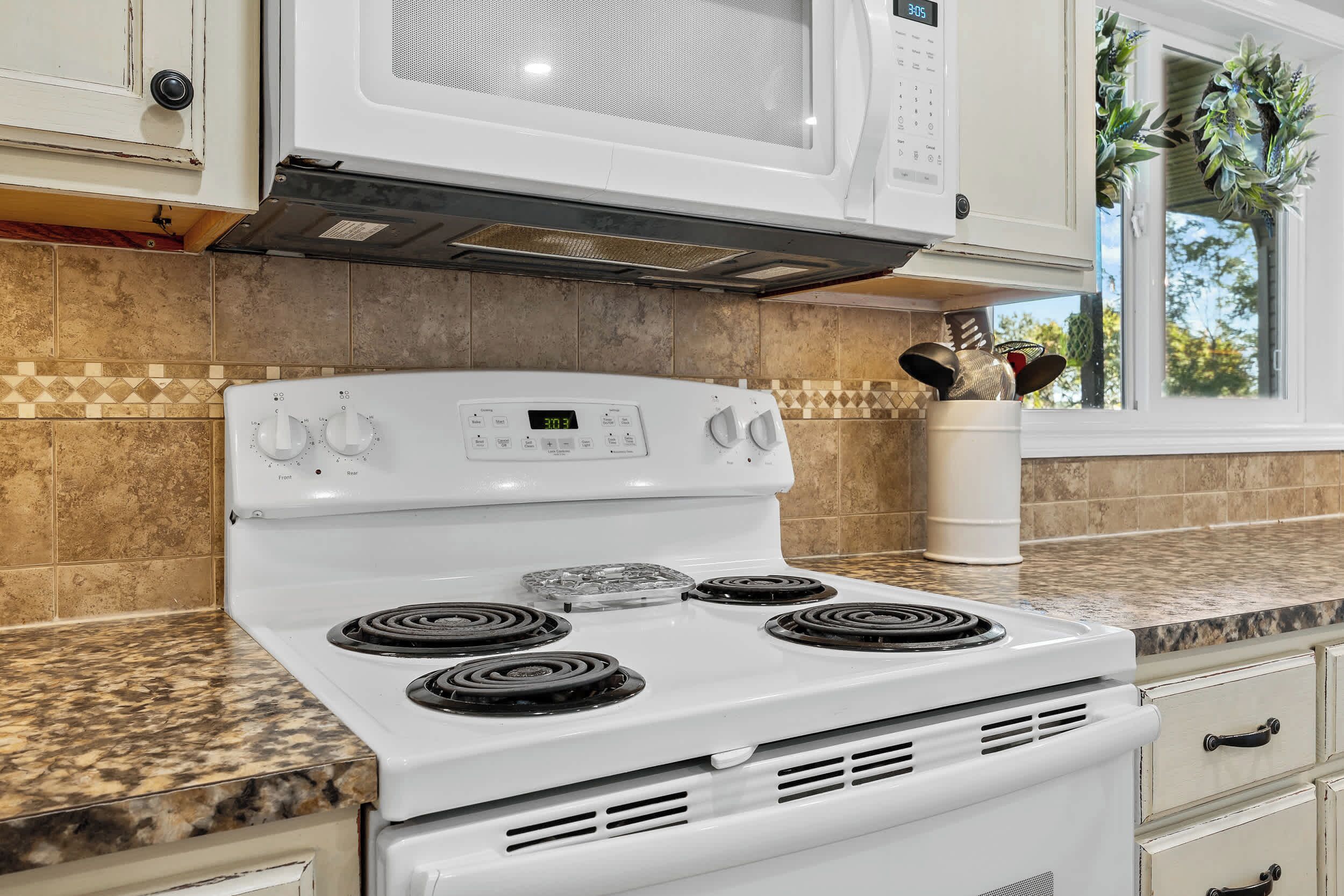 Jääkaappi, mikroaaltouuni, uuni, liesi