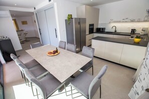 Microondas, horno, placa de cocina, lavavajillas