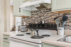 Kjøleskap, mikrobølgeovn, ovn og kokeplater