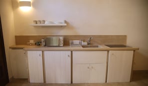 Refrigerador, microondas, parrilla de estufa y cafetera y tetera