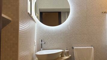 Dusche, Haartrockner, Bidet, Handtücher