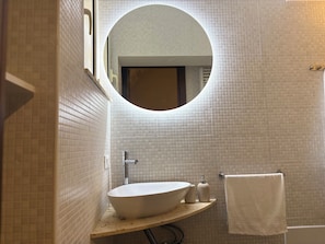 Regadera, secadora de cabello, bidet, toallas