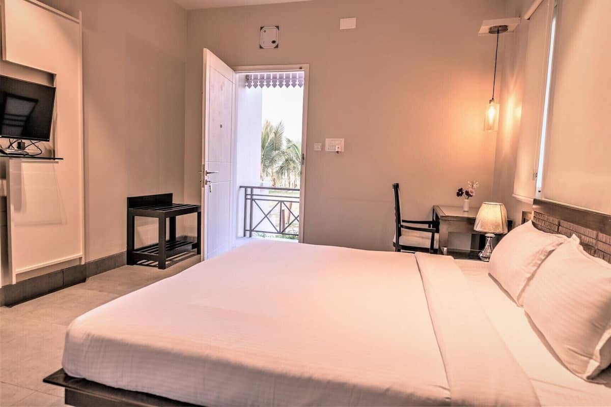 Deluxe Cottage, River View | Premium bedding, down comforters, iron/ironing board, free WiFi