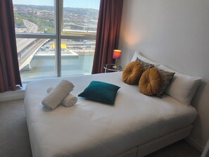 2 habitaciones, tabla de planchar con plancha, wifi y ropa de cama 