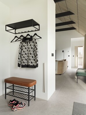 Vila, vista para o rio | Guarda-roupa