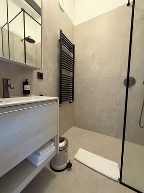 别墅, 河景 | 浴室 | 淋浴设施、大花洒淋浴喷头、吹风机、浴袍