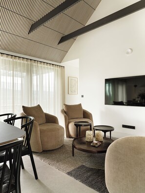 Villa, vista al río | Área de sala de estar | Smart TV, estación para reproductor de MP3 y servicios de streaming 