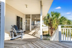 Terrace/patio - Hang Ten - 3 Bedroom 3 Bath Private Home with Pool and Dog Friendly (St George Island)