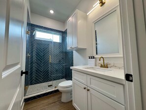 Douche, sèche-cheveux, serviettes fournies