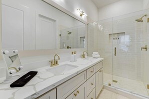 Shower, hair dryer, towels - Salt & Stone Villa 3429 (Galveston)