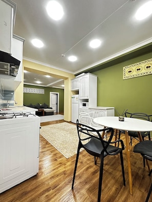 Interior - 3-bedroom apartment in enchanting Tashkent with AC (Tashkent)