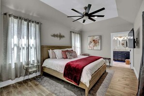 3 bedrooms, iron/ironing board, WiFi, bed sheets - Chateau De Callis - Hot Tub & 1 Block to Main St (Fredericksburg)