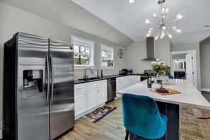 Réfrigérateur, four à micro-ondes, un four, surface de cuisson