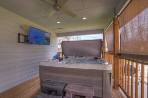 Terrace/patio - Chateau De Callis - Hot Tub & 1 Block to Main St (Fredericksburg)