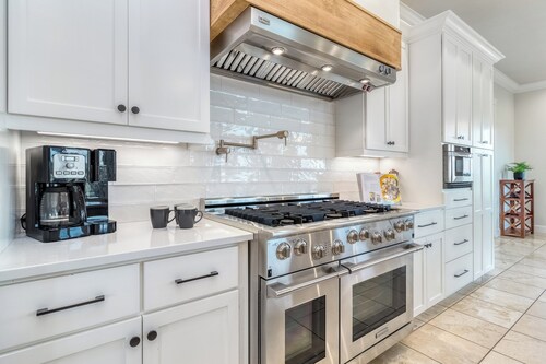 6BR Walla Walla Estate: Pool, Jacuzzi, Theater