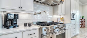 6BR Walla Walla Estate: Pool, Jacuzzi, Theater