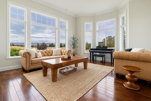 Smart TV, chimenea, tenis de mesa y libros 