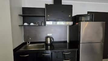 Tủ lạnh, lò vi sóng, bếp nấu, dụng cụ nấu nướng/bát dĩa/dao nĩa