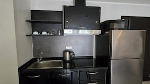 Refrigerador, microondas, placa de cocina, utensilios de cocina