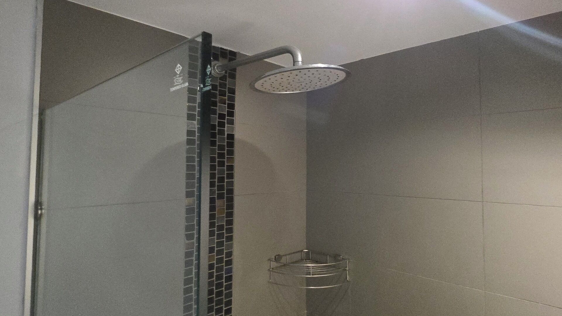 Ducha, artículos de tocador gratuitos, secador de pelo, toallas