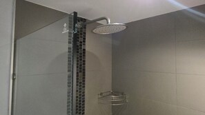 Douche, articles de toilette gratuits, sèche-cheveux