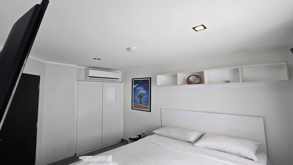 Comfort Condo, Balcony, City View