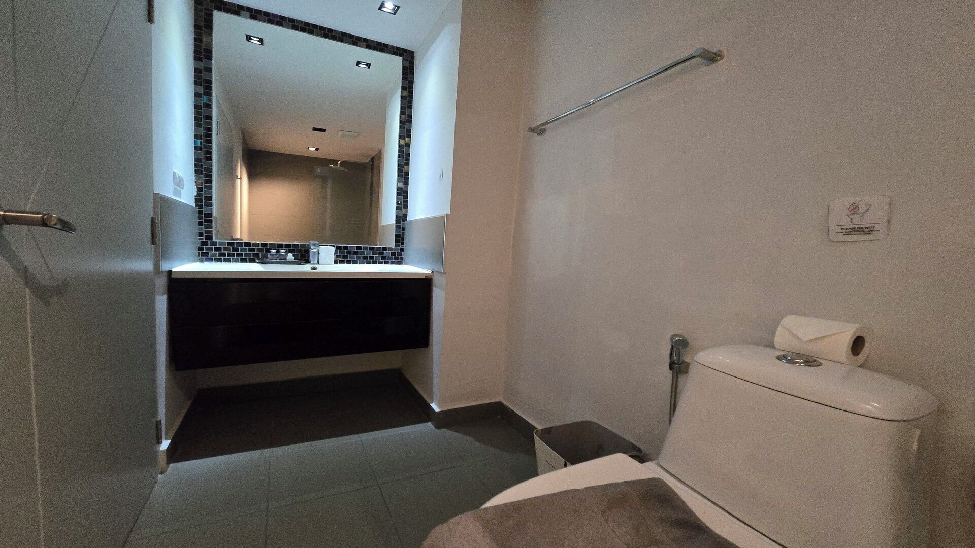 Ducha, artículos de tocador gratuitos, secador de pelo, toallas