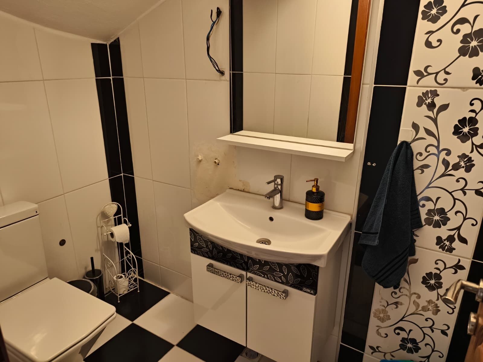 Ducha, secador de pelo, toallas y jabón