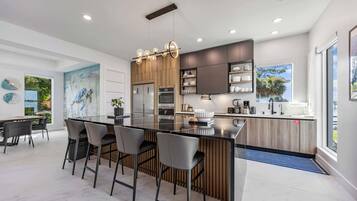 Réfrigérateur, four à micro-ondes, un four, surface de cuisson