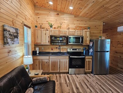 Romantic Woodland Retreat w/ Hot Tub, Fire Table