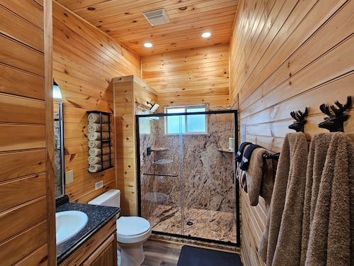 Romantic Woodland Retreat w/ Hot Tub, Fire Table
