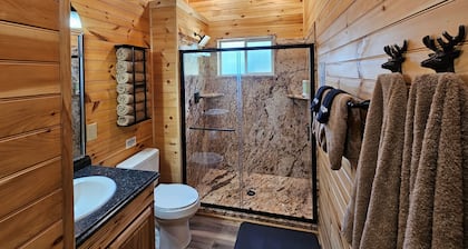 Romantic Woodland Retreat w/ Hot Tub, Fire Table