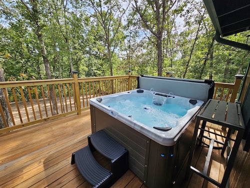 Romantic Woodland Retreat w/ Hot Tub, Fire Table
