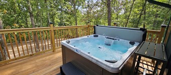 Romantic Woodland Retreat w/ Hot Tub, Fire Table